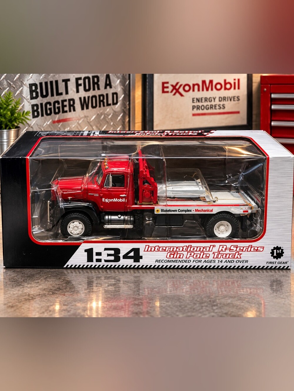 International R-Series Gin Pole Truck EXXON MOBILE 1:34 NEW